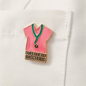 Pin de enfermera pin de enfermera Superhéroe en matorrales Rosa o Azul regalo de enfermera imagen 2