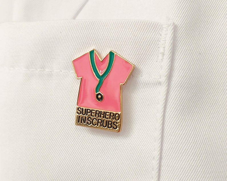 Pin de enfermera pin de enfermera Superhéroe en matorrales Rosa o Azul regalo de enfermera imagen 2