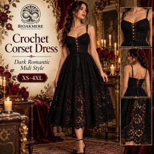 Pode incluir: Um vestido corset de crochê preto com decote coração, corpete frontal com amarração, alças finas e uma saia midi evasê com um padrão floral intrincado. A peça é exibida em uma colagem mostrando vistas frontal e traseira do modelo.
