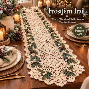 Puede incluir: Un camino de mesa de ganchillo color crema con un patrón de diamantes repetitivo, adornado con ramas de pino verdes y bayas blancas. El texto Frostfern Trail Winter Woodland Table Runner Crochet Pattern PDF Pattern es visible.