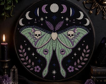 Patrón de punto de cruz de la polilla Luna Celestial: Bordado gótico de fases lunares con calavera (PDF)