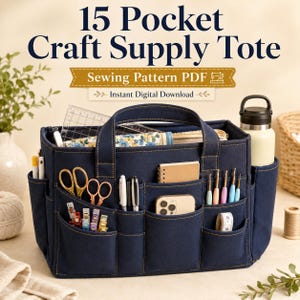 Può includere: Una borsa portaoggetti blu navy con 15 tasche interne ed esterne, caratterizzata da cuciture dorate. La borsa contiene forbici, penne, uncinetti, uno smartphone e un righello. Il testo recita 15 Pocket Craft Supply Tote.