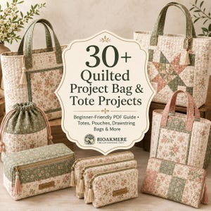 Op de afbeelding: Een collectie van gewatteerde stoffen tassen, waaronder draagtassen, etuis en een tas met trekkoord, voorzien van bloemmotieven in saliegroen en oudroze. Een centraal bord toont de tekst 30+ Quilted Project Bag & Tote Projects, Beginner-Friendly PDF Guide, Totes, Pouches, Drawstring Bags & More en BIOAKMERE.