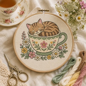 Cottagecore Katt i tekopp Korsstygnsmönster: Blomsterträdgårdsbroderi (PDF)