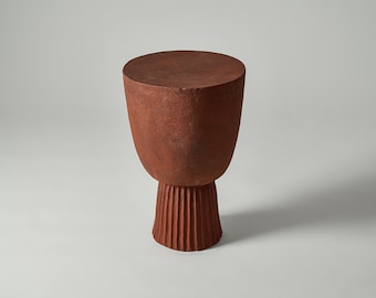 Unikalny Stolik Kawowy/Pomocniczy Ceramiczny, kolor Terakota, Ręcznie Wykonany przez artystę, Wysokość 48 cm, Średnica Blatu 31 cm