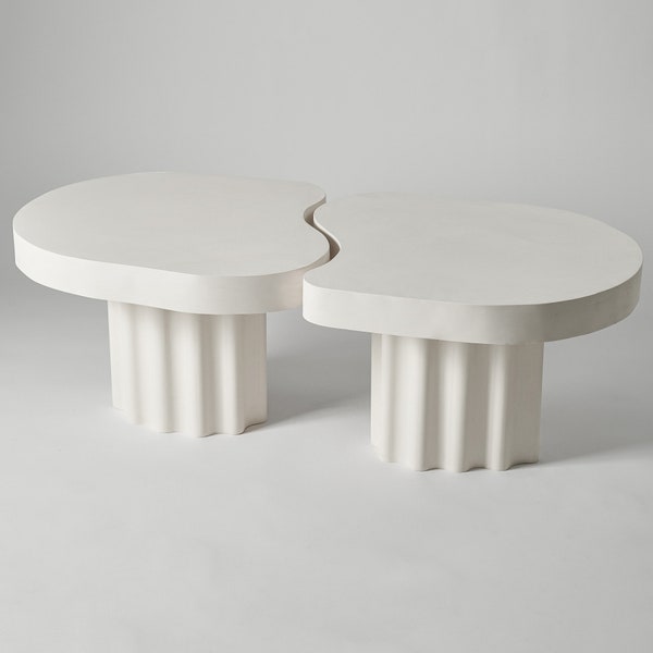 Komplet dwóch białych stolików kawowych o falowanych kształtach | Dwa stoliki pomocnicze w zestawie