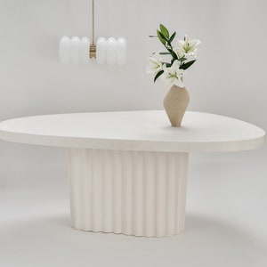 Biały stół do jadalni o organicznym kształcie na falowanej nodze | unikalny, designerski, asymetryczny, nieregularny, biel/beż/kość słoniowa