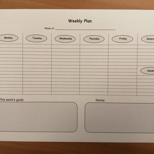 Może przedstawiać: Tygodniowy planer z pustym miejscem na tydzień od, sekcją na każdy dzień tygodnia, sekcją na cele tego tygodnia i sekcją na notatki.