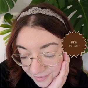 Puede incluir: Primer plano de una persona que lleva una diadema de ganchillo gris. La diadema está hecha con un patrón de punto sencillo y tiene un aspecto ligeramente texturizado. La persona lleva gafas y tiene los ojos cerrados. La imagen también incluye una estrella marrón con el texto "PDF Pattern" en blanco.