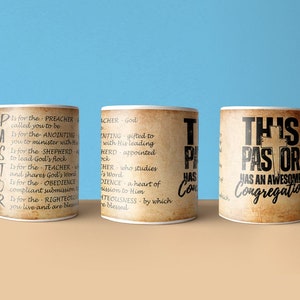 Peut inclure: Deux tasses en céramique blanche avec un design vintage. Une tasse a le mot "PASTOR" épellé avec une définition pour chaque lettre. L'autre tasse a le texte "THIS PASTOR HAS AN AWESOME CONGREGATION".