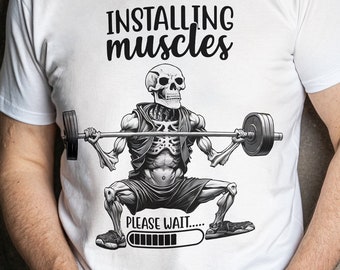 Puede incluir: Camiseta blanca con una ilustración en blanco y negro de un esqueleto levantando pesas. El texto "Installing muscles" está por encima del esqueleto y "Please wait..." está por debajo del esqueleto con una barra de progreso.