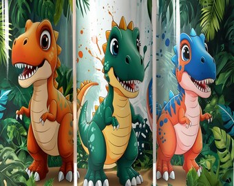 Könnte beinhalten: Drei Edelstahlbecher mit Dschungel-Motiv. Jeder Becher zeigt einen anderen Cartoon-Dinosaurier in einem grün-orange-blauen Farbschema. Die Dinosaurier stehen in einer üppigen grünen Dschungelumgebung mit tropischen Blättern.