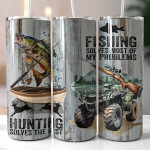 Può includere: Tre bicchieri in acciaio inossidabile con un design a effetto legno. I bicchieri presentano illustrazioni di pesca, caccia e un ATV. Il testo sui bicchieri recita "La pesca risolve la maggior parte dei miei problemi" e "La caccia risolve il resto".