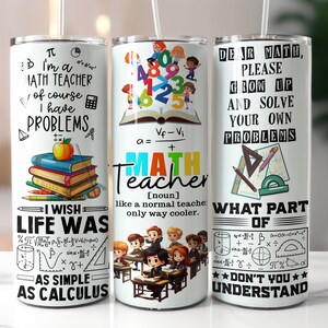 Może przedstawiać: Trzy białe kubki z różnymi wzorami o tematyce matematycznej. Pierwszy kubek przedstawia stos książek, jabłko i tekst "Jestem nauczycielem matematyki, oczywiście mam problemy. Chciałbym, żeby życie było tak proste jak rachunek różniczkowy". Drugi kubek przedstawia grupę dzieci w klasie, książkę i tekst "Nauczyciel matematyki jak zwykły nauczyciel, tylko o wiele fajniejszy". Trzeci kubek przedstawia kątomierz, ołówek i tekst "Droga matematyko, proszę dorastaj i rozwiązuj swoje problemy. Której części nie rozumiesz?"