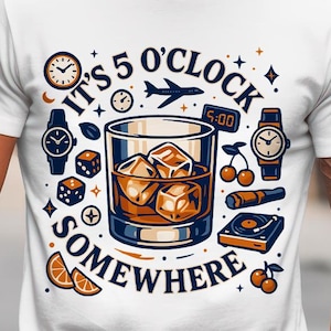 Puede incluir: Camiseta blanca con un diseño gráfico que presenta un vaso de whisky con cubitos de hielo, relojes, dados, cerezas y el texto "It's 5 O'Clock Somewhere". El diseño es en tonos azules, naranjas y marrones.