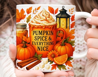 Könnte beinhalten: Weiße Keramik-Tasse mit Herbstmotiv. Die Tasse zeigt den Text "PUMPKIN SPICE & EVERYTHING NICE" mit Illustrationen von Kürbissen, Zimtstangen und Herbstblättern. Auf der Tasse ist ein Getränk mit Schlagsahne abgebildet.