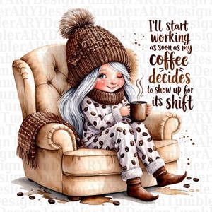 Peut inclure: Une illustration de dessin animé d'une fille portant un bonnet en tricot marron et un pyjama à motifs de grains de café. Elle est assise dans un fauteuil marron avec une couverture et tient une tasse de café. Le texte dit "Je commencerai à travailler dès que mon café décidera de se présenter pour son quart de travail."