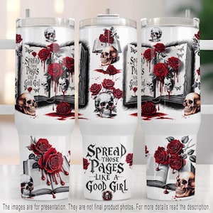 Op de afbeelding: Een witte roestvrijstalen tumbler met een zwart-witte afbeelding van een open boek met rode rozen en schedels. De tekst "Spread those pages like a good girl" is op de tumbler gedrukt.