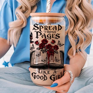 16oz Libbey glass can wrap featuring ‘Spread Those Pages Like a Good Girl’ text, open book, red roses, skulls, and dripping blood. Perfect for smut readers and dark romance lovers.