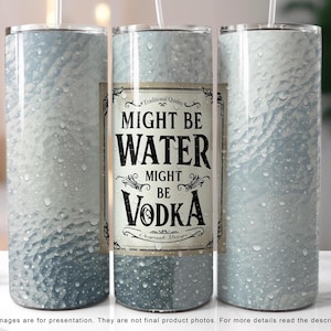 Könnte beinhalten: Ein Edelstahlbecher mit einem Wassertropfenmuster und einem weißen Etikett mit der Aufschrift "Traditional Quality Might Be Water Might Be Vodka Original Design".