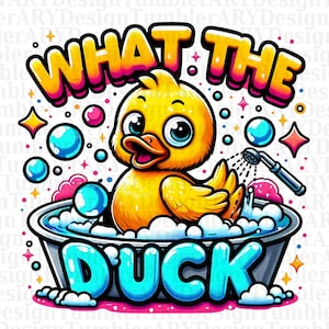 Op de afbeelding: Een gele rubberen eend met grote blauwe ogen neemt een bad in een blauwe badkuip met witte bubbels. De woorden "WHAT THE DUCK" staan in kleurrijke letters boven de eend.