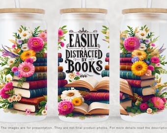 Könnte beinhalten: Ein weißer Becher mit einem Blumendesign und einem Stapel Bücher. Der Text "EASILY DISTRACTED BY BOOKS" ist auf den Becher gedruckt.