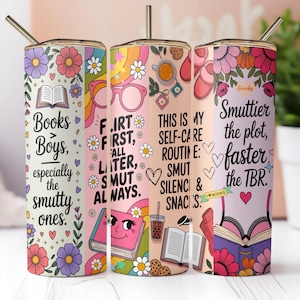 Puede incluir: Tres vasos aislados con diseños florales y temáticos de libros. Cada vaso tiene una pajita y texto como "Books Boys, especially the smutty ones". Otros textos incluyen "Flirt First, Fall Later, Smut Always" y "This is my self-care routine: Smut, silence & snacks."