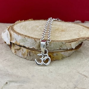 Pendentif en argent Om, pendentif Om en argent sterling 925, petit collier de yoga en argent Om, cadeau spirituel, charme Aum, cadeau d'amant de yoga, bijoux hindous