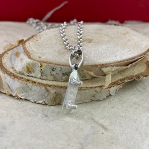 Pendentif skateboard en argent, collier skateboard, pendentif skateboard en argent sterling 925, cadeau skateur, bijoux skateboard