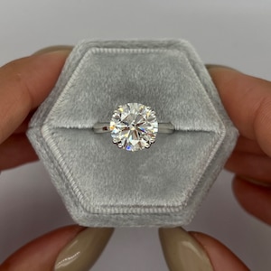 Round 5 Carat IGI Certified Lab Grown Diamond  E Color VVS2 Clarity Ideal Cut Round Brilliant in a Handmade Solitaire Gold Engagement Ring