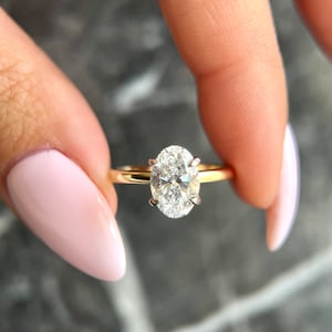 VVS1 Clarity D Color IGI-gecertificeerde 14k goud ovaal geslepen 1,55 karaat Lab Grown Diamond Solitaire verborgen halo verlovingsring 14k goud