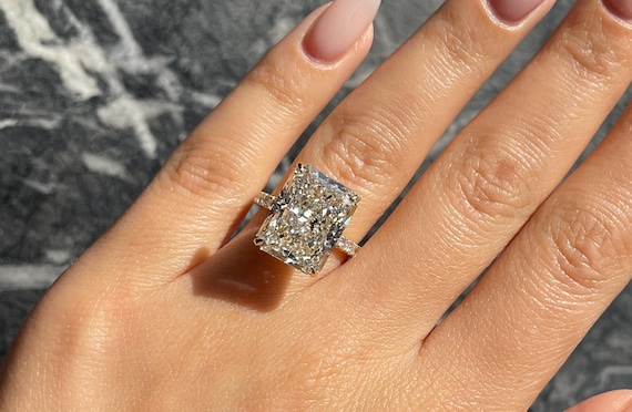 The Allure of Pear Shaped Engagement Rings with Lab Made Diamonds: Elegance Meets Ethics