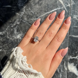 D-kleur VVS2 Clarity ovaal geslepen 2,1 karaat totaal IGI-gecertificeerd Lab Grown Diamond Solitaire verborgen halo verlovingsring, trendy stijl 14k goud