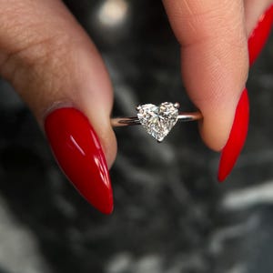 Heart Shaped 1 Carat D Color VVS2 Clarity IGI Certified Lab Grown Diamond Solitaire Engagement Ring Valentine&#39;s Day Gift for Her