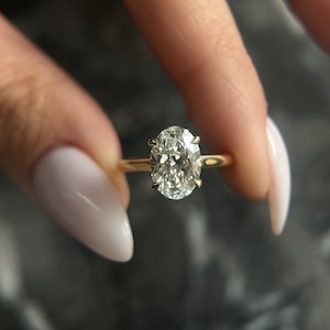 D-kleur VVS2 Clarity Cathedral-stijl ovaal geslepen 2,1 karaat IGI Certified Lab Grown Diamond Solitaire Verborgen Halo-verlovingsring 14k goud