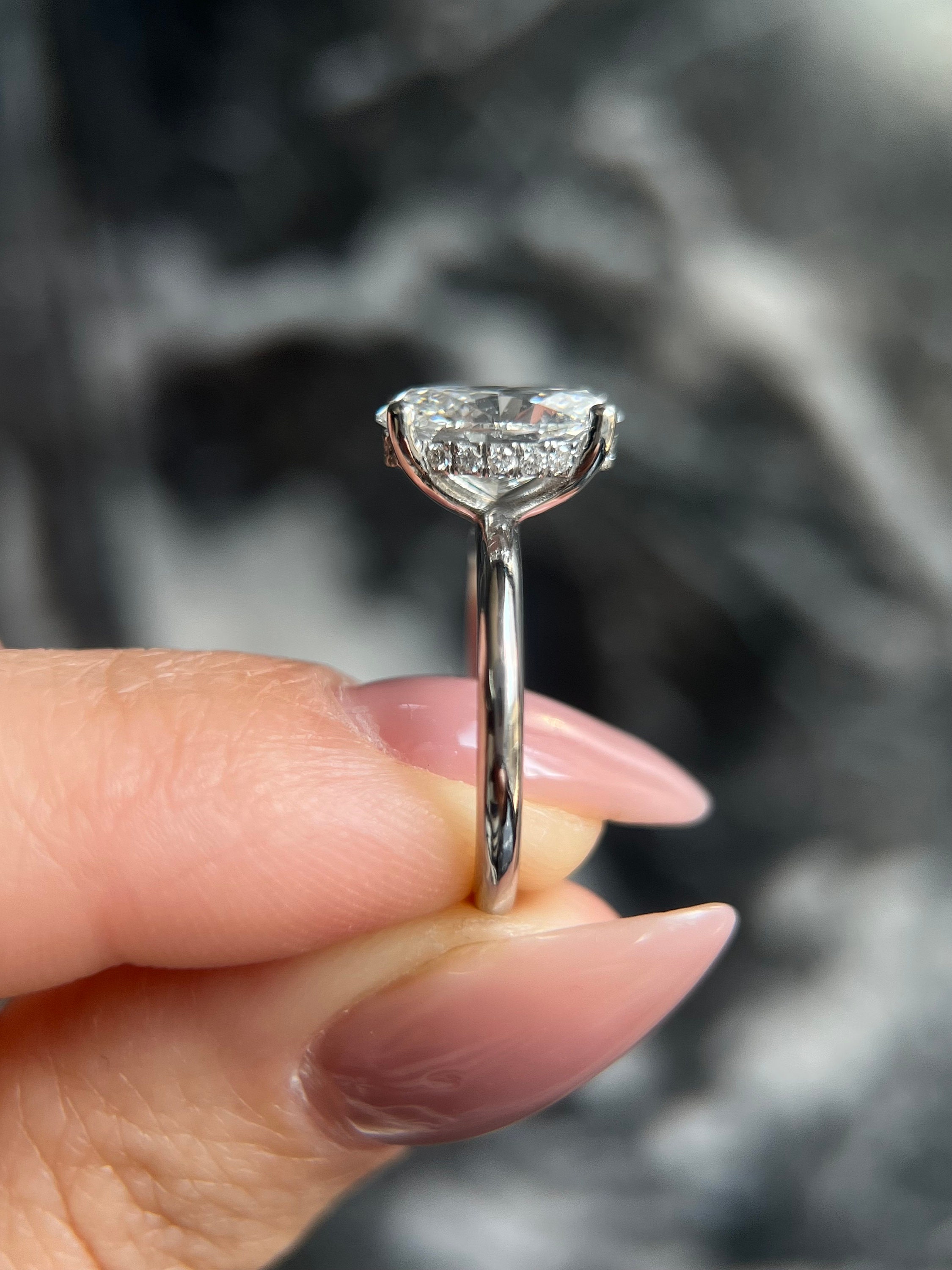2カラットの婚約指輪 / IGI認定 D-VVS1 オーバルエクセレントカット 