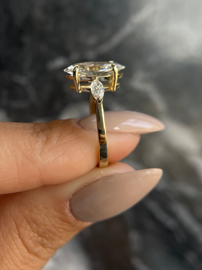 Marquise Cut 2.3 carat IGI Certified F Color VS1 Clarity Lab Grown Diamond Three Stone Engagement Ring Handmade of 14k Gold zdjęcie 3