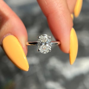 Ovaal geslepen 1,55 karaat IGI-gecertificeerd D-kleur VVS2 Clarity Lab Grown Diamond Solitaire verborgen halo verlovingsring, trendy stijl 14k goud