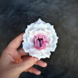 ブローチペンダント真珠肉食歯のある花の捕食者