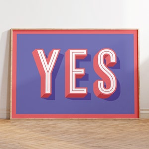 Può includere: Una stampa incorniciata con uno sfondo viola e la parola "YES" in lettere rosse, in grassetto, con contorno bianco.