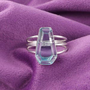Anillo de ataúd de topacio azul cielo en plata de ley hecho a mano