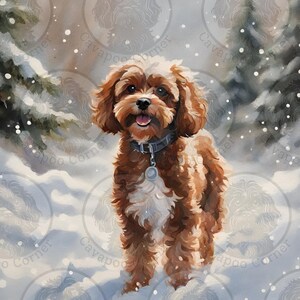 Op de afbeelding: Een aquarel schilderij van een Cavapoo hond in een besneeuwde winterse scène. De hond heeft bruine en witte vacht, een halsband en een label. Sneeuwvlokken vallen rond de hond en groenblijvende bomen. De hond staat in de sneeuw met zijn mond open.