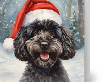 Könnte beinhalten: Eine Weihnachtskarte mit einem Aquarellbild eines schwarzen Hundes mit rotem und weißem Weihnachtsmannhut. Der Hund hat braune Augen und einen fröhlichen Ausdruck. Der Hintergrund zeigt eine verschneite Waldszene.