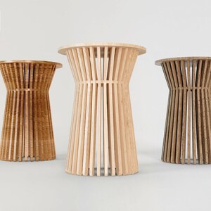 Pode incluir: Três mesas de apoio de madeira com um design de ripas. As mesas estão em diferentes tons de madeira, de claro a escuro.