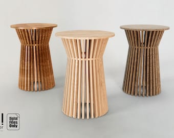 Hoher Beistelltisch mit Lattenrost, digitale Dateien für CNC, Fräse, Laser, Bearbeitung, Sperrholz. 82 cm hoch. Kein physisches Objekt.