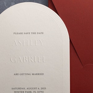 Faire-part de mariage gaufré arche, invitation typographique, faire-part de mariage gaufré, faire-part personnalisé, enveloppe en terre cuite, minimaliste