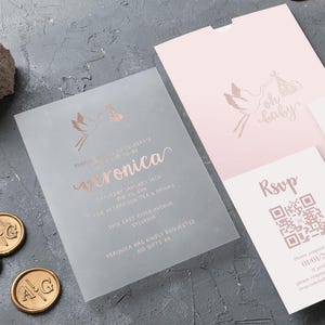 Faire-part de fête prénatale avec enveloppe rose et feuille d'or rose | Faire-part pour bébé élégant et neutre avec enveloppe et RSVP QR en option, fantaisie