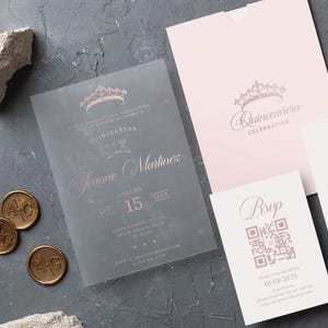 Faire-part Quinceañera avec impression métallisée, enveloppe rose poudré, carte principale en acrylique, RSVP et intercalaire détaillé, faire-part Quinceañera en acrylique | 16