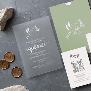 Ensemble d'invitations pour baby shower – enveloppe vert sauge, carte en acrylique feuille d'or | Invitation imprimée en aluminium | avec RSVP et carte détaillée, bon marché et chic