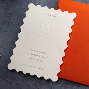Carte "Retenez cette date" en relief - Faire-part de mariage minimaliste avec bords festonnés et enveloppe orange brûlé, "Retenez notre date" élégant, STD moderne